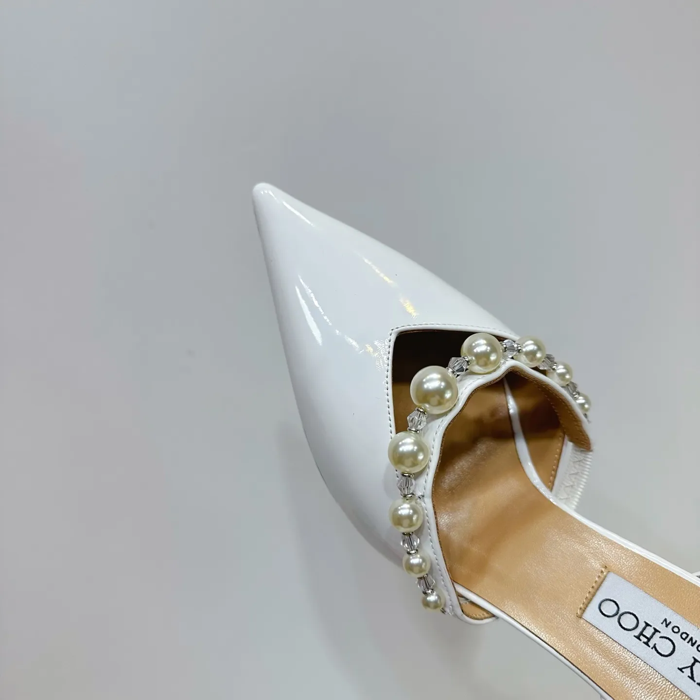 👟👟Ex-factory price 620👟👟 JIMMY CHOO (Jimmy CHOO) 💝💝💝 is a very comprehensive noble fashion lifestyle brand, with a series of women's high-heeled, medium-heeled, flat-heeled sandals with the same straps from major fashion bloggers and celebrities in Hong Kong and the United States.  The Australian pointed toe, round toe and square toe series are simply beautiful. Fall in love with elegance and playful sense of the future. Just by looking at them, you want to own them immediately, but you can really think about a pair of exquisite high heels~~~~~~~~~~~~~~~~~ 💝This series is specially designed for extraordinary and indifferent ladies, thus creating a unique overall effect, Jimmy Choo Design products that inspire women to move forward and show their charm💝💝💝 1⃣️Material: Imported patent leather 2⃣️Inner: Imported Italian lambskin, super soft and delicate 3⃣️Outsole: Imported Italian original original color genuine leather outsole Heel height 8.5 4⃣️Code number: 35 to 39 (34.40.41.42. Customized)